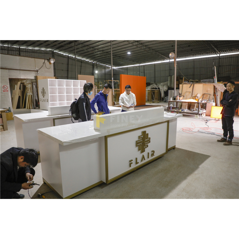 custom.Modern Clothes Shop Int - Interior Design Retail のレビューと価格